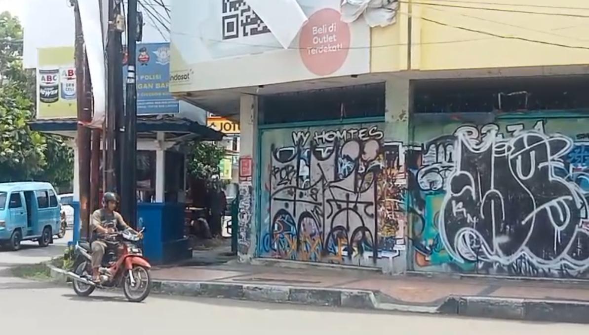 Vandalisme di Kota Cirebon, Corat-coret Pintu Toko hingga Palang Pintu Kereta Api