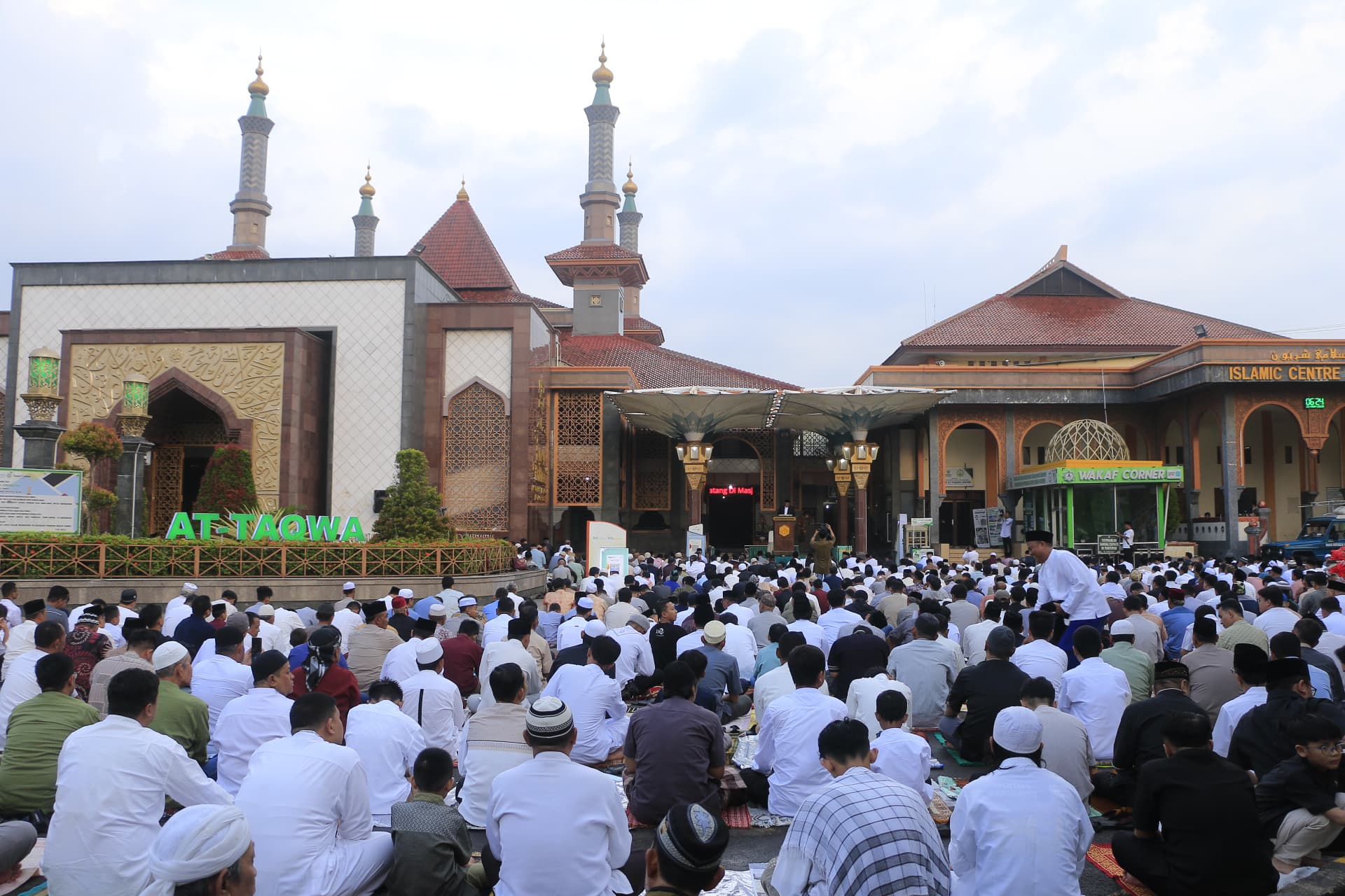 Salat Id di Masjid At-Taqwa Cirebon, Walikota: Idul Fitri Momen Terus Menebarkan Kebaikan