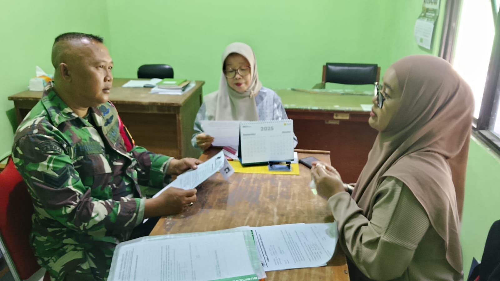 Babinsa Larangan Dukung Program Pemerintah, Anjangsana ke Koperasi Merah Putih