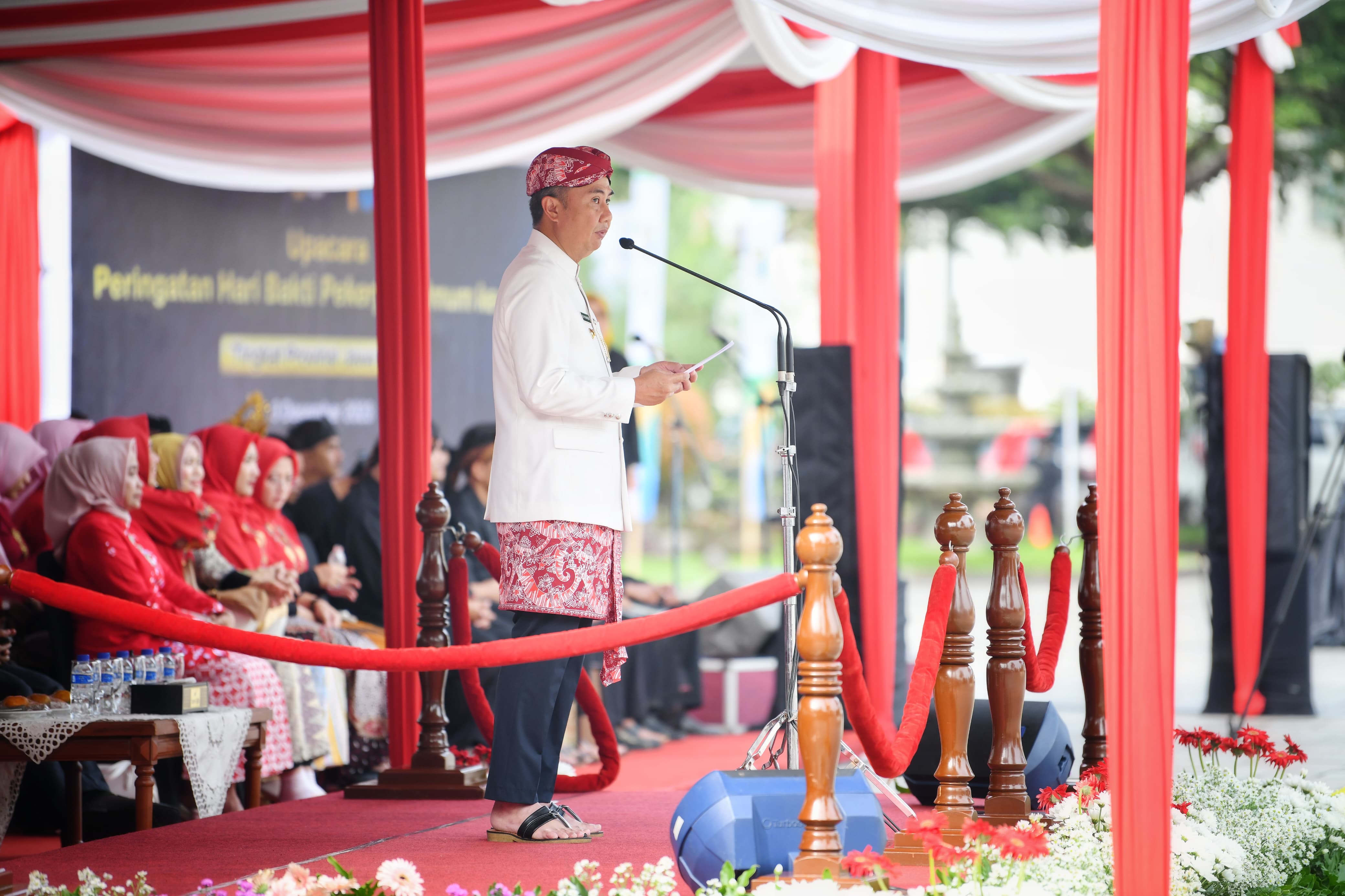 Mengenang Tujuh Pejuang Gugur di Gedung Sate, Bey Machmudin Pimpin Upacara Hari Bakti PU