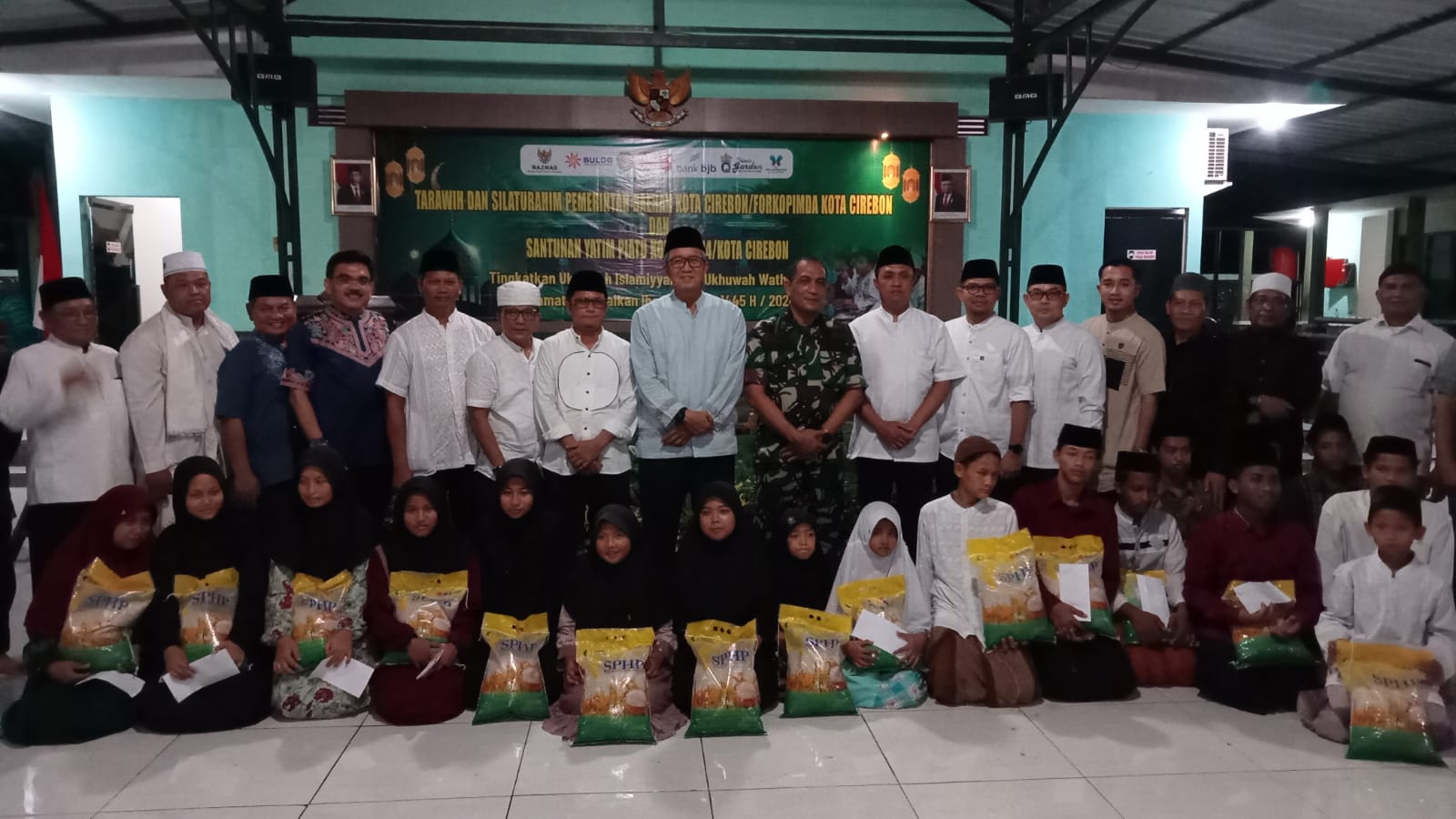 Tarhim Berakhir, Forkompimda Kota Cirebon Santuni Anak Yatim di Mako Kodim 