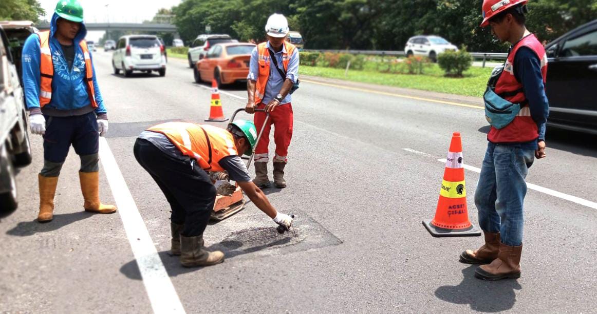 Banyak Kendaraan Pecah Ban Akibat Jalan Berlubang, Astra Tol Cipali Minta Maaf dan Siap Ganti Kerugian 