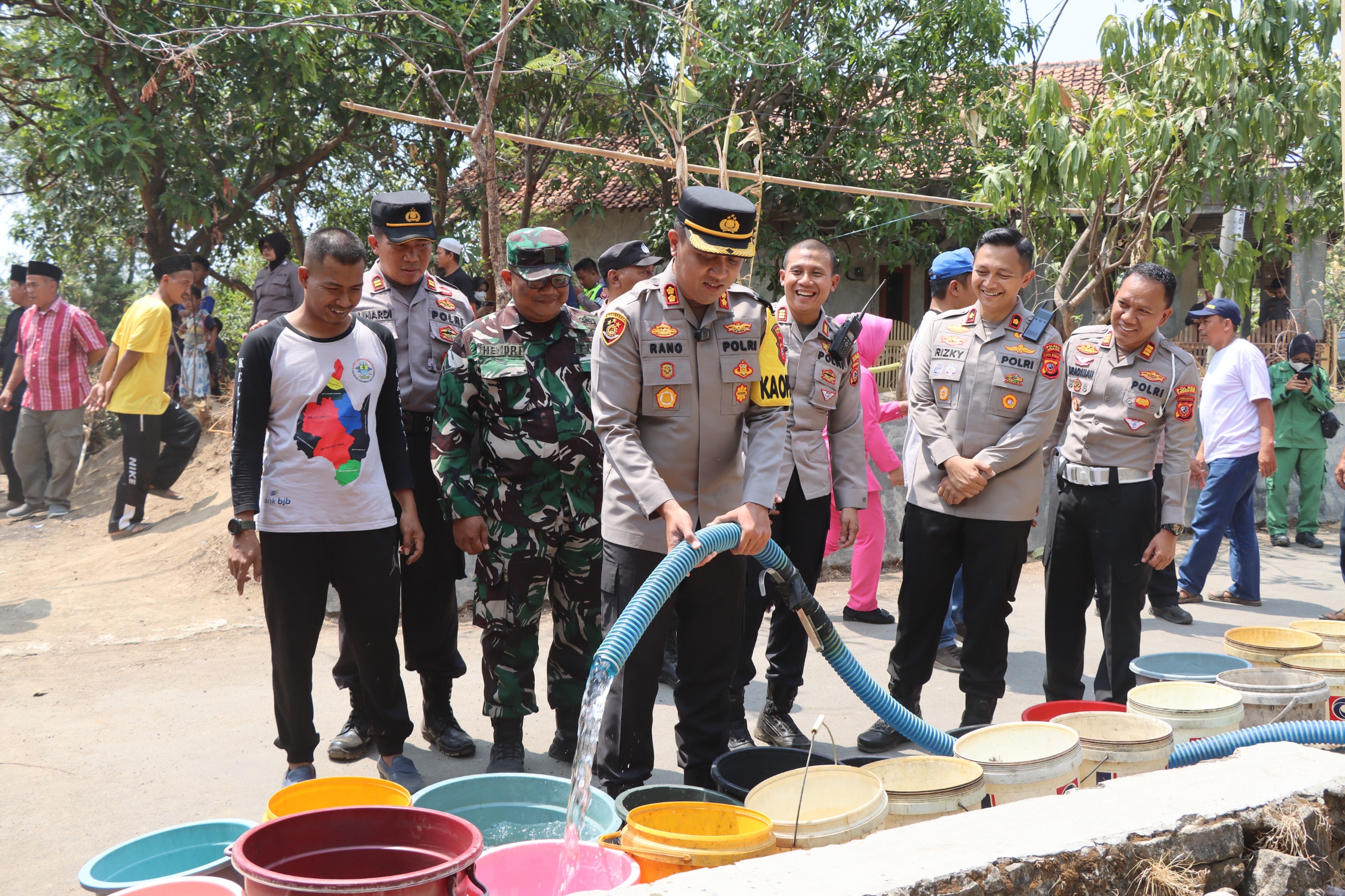Kekeringan Masih Melanda Kota Cirebon, Kapolres Ciko Bagikan Air Bersih di Kopiluhur 