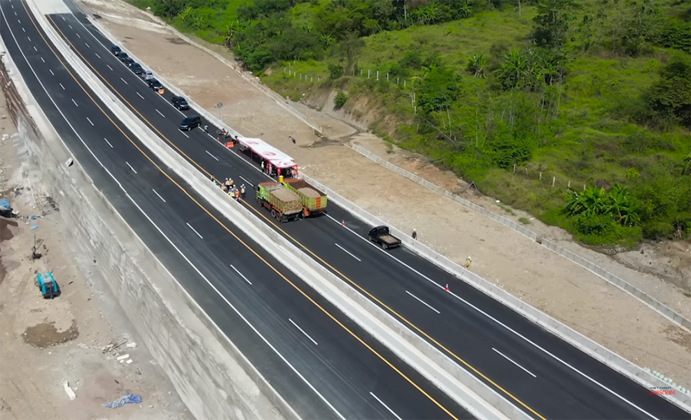 Tol Cisumdawu ‘Disidak’ Lagi, Bawa 2 Unit Truk Besar Berisi Pasir, Persiapan Operasi atau Ditunda Lagi?