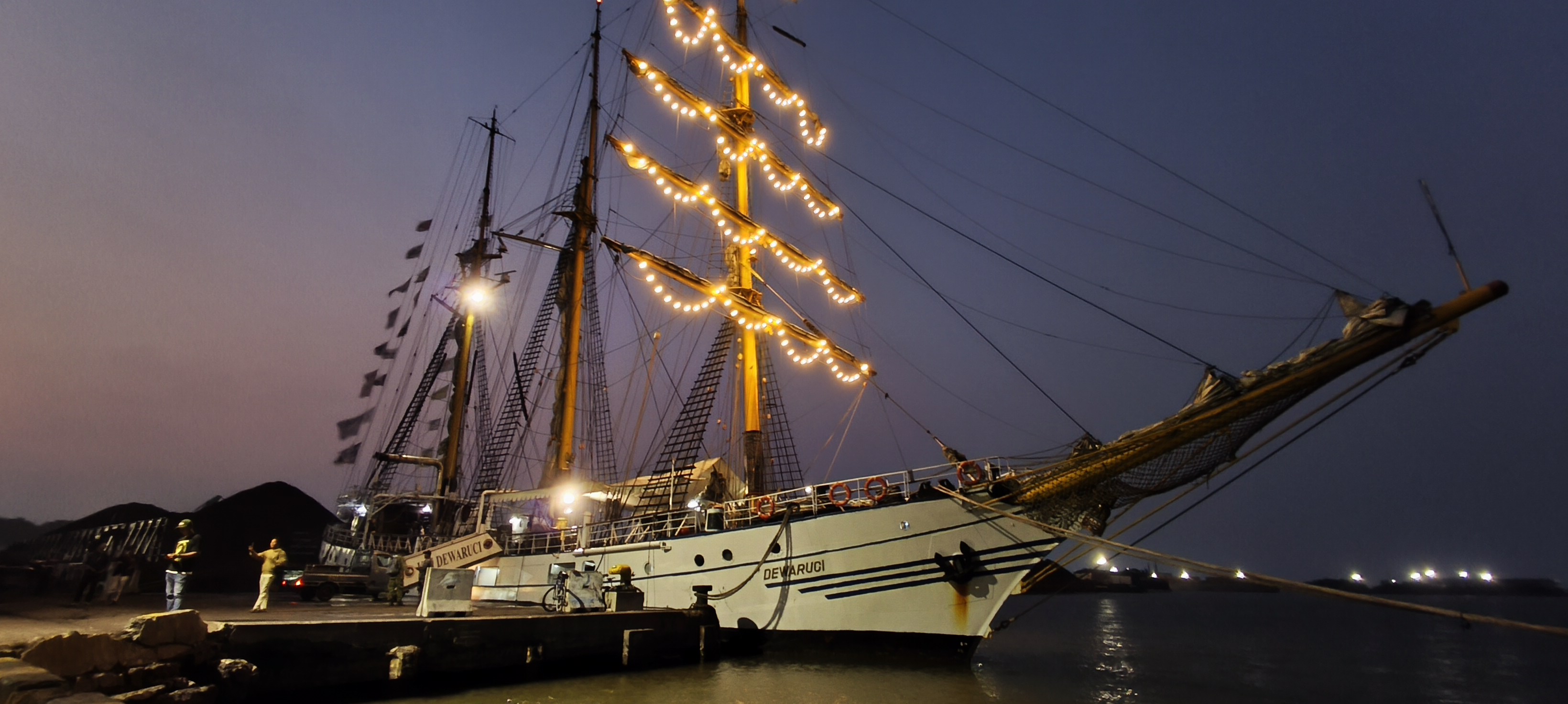 KRI Dewaruci Sandar di Cirebon, Masyarakat Bisa Naik Kapal Legendaris TNI AL Gratis hingga 18 Oktober