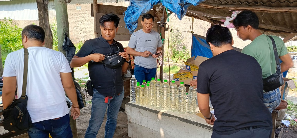 Polisi Menyisir Warung di Arjawinangun kabupaten Cirebon, Puluhan Botol Miras Disita