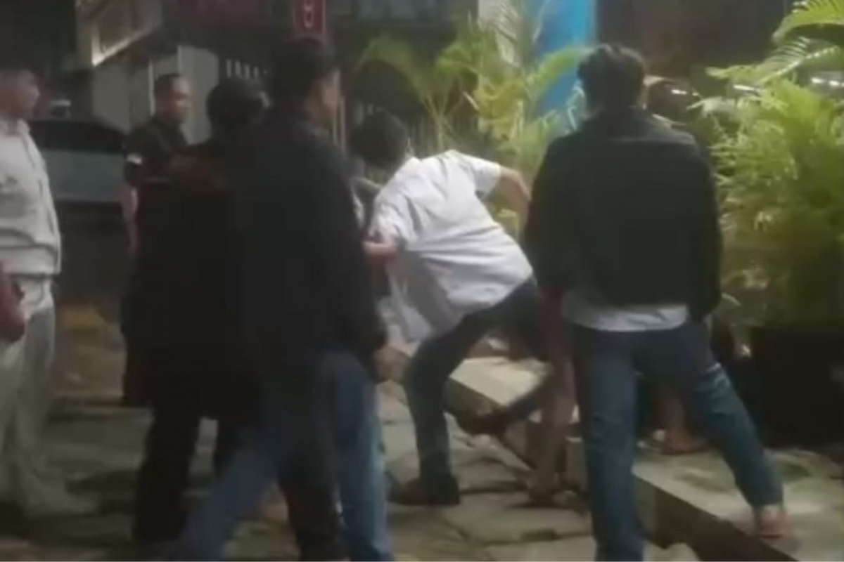 Duduk Santai Lalu Dikeroyok, Pengakuan Warga Cirebon Ini Bikin Publik Bertanya-tanya