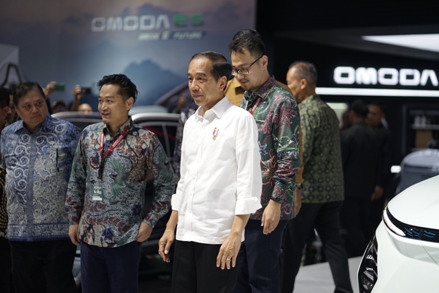 Hadir di Pembukaan IIMS 2024, Presiden Jokowi  Apresiasi Chery OMODA E5
