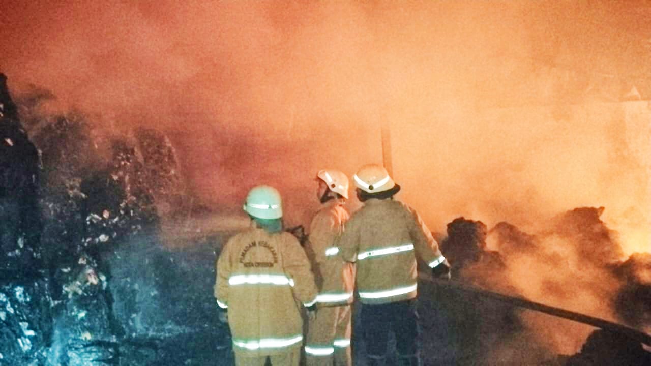 Tumpukan Barang Bekas Dalam Gudang di Klayan Terbakar, Ini Penyebabnya