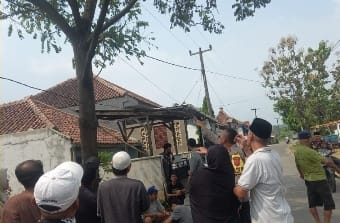 Remaja di Kasokandel Majalengka Tewas Kesetrum Saat Ambil Buah Kedondong