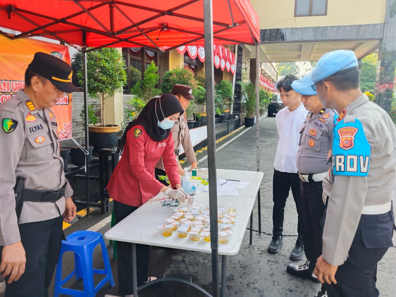 Tanpa Ada Pemberitahuan, Puluhan Personel Polresta Cirebon Jalani Tes Urine