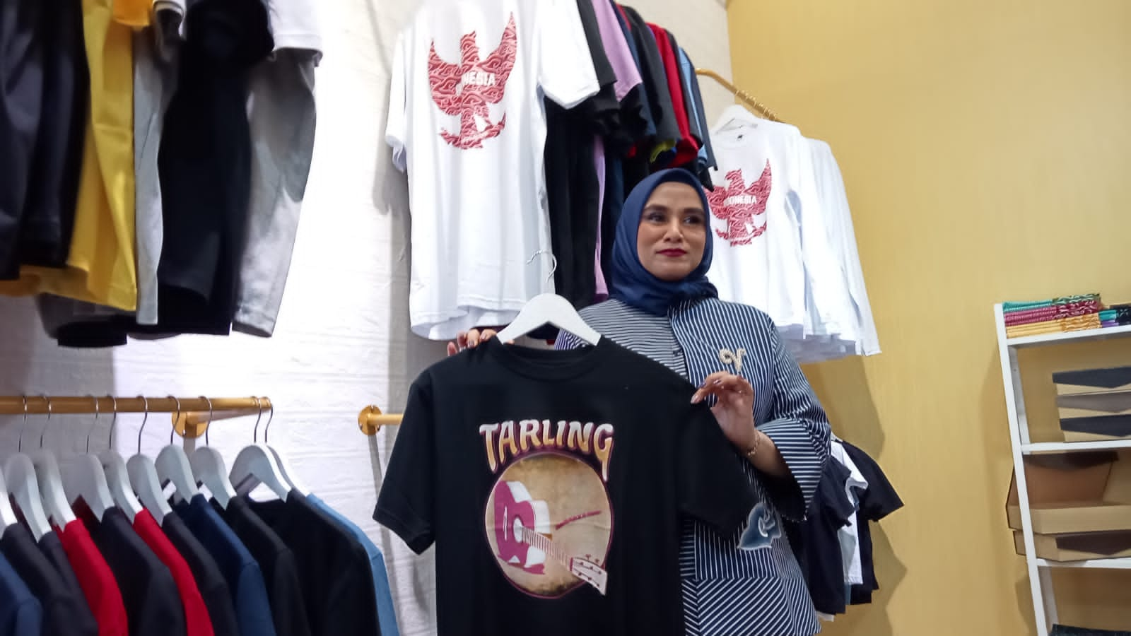 Umae Tris Hadirkan Kaos dan Hijab Cirebonan