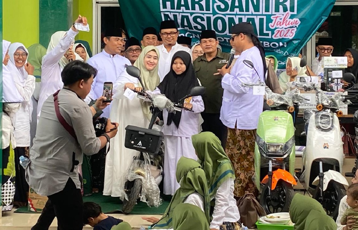 Wakil Walikota Cirebon Tebar Hadiah untuk Para Santri di HSN 2025