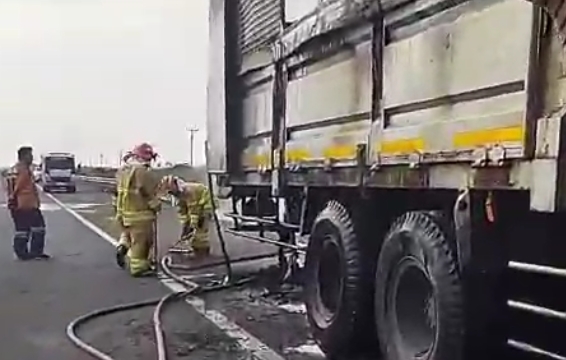 Kebakaran Truk Ekspedisi di Tol Kanci-Pejagan, Dua Kru Berhasil Selamat