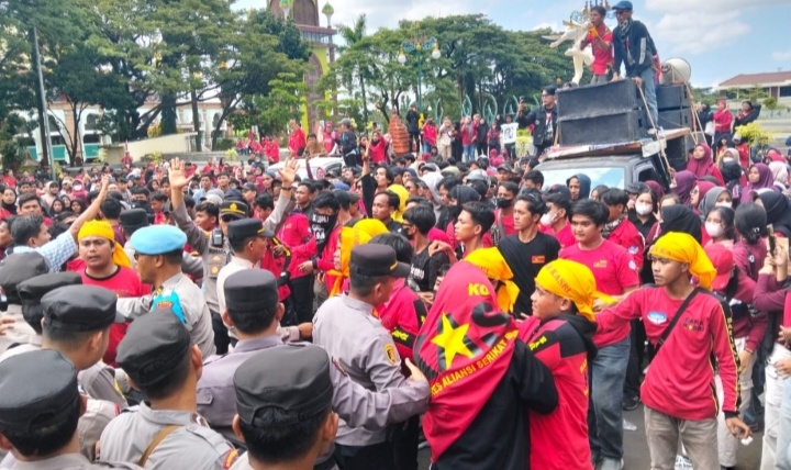 Penyesalan Karyawan PT Yihong Cirebon Setelah PHK Massal, Ikut Demo Enggak Tahu Masalahnya