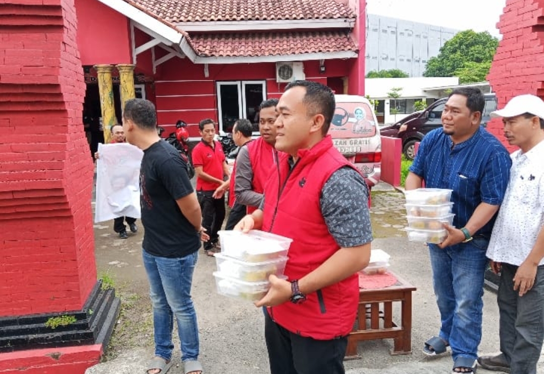 PDI Perjuangan Kabupaten Cirebon Buka Dapur Umum, 300 Paket Makanan Ludes Diserbu