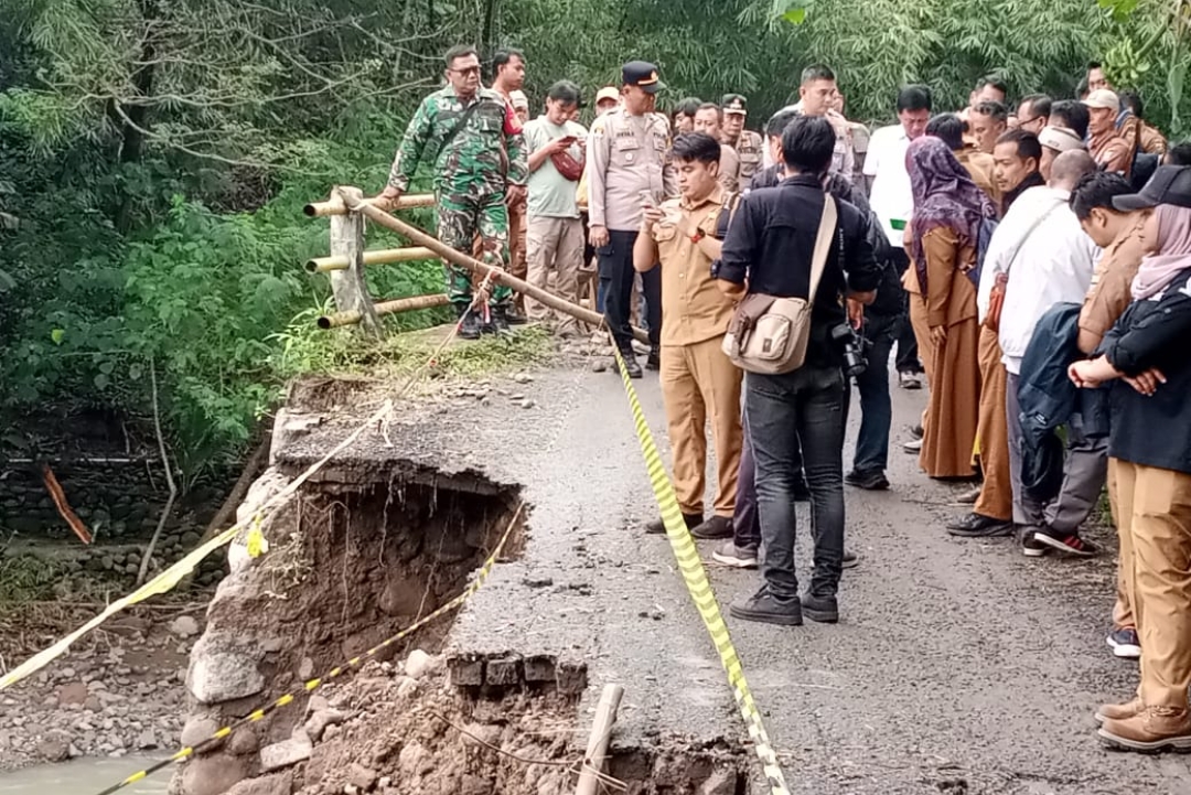 Longsor Ancam Jembatan Lebakngok, Babinsa Argasunya Dampingi Walikota Cirebon Cek Kondisi