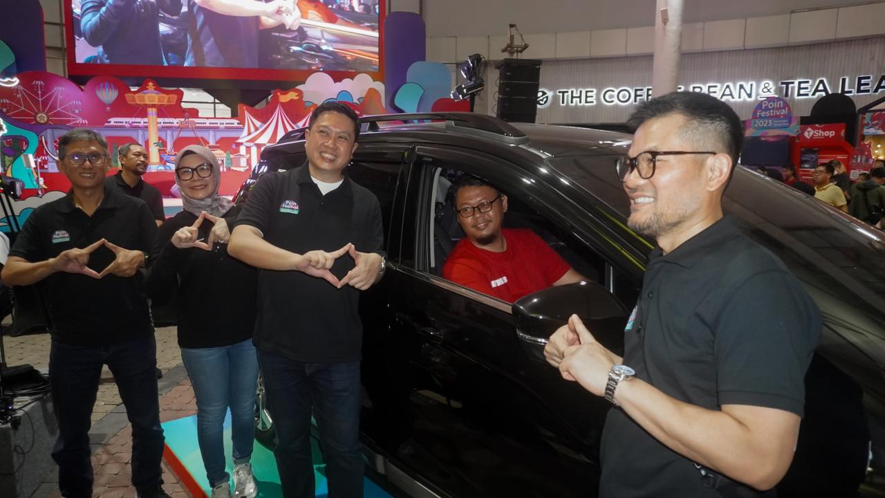Pelanggan Setia Telkomsel asal Depok Bawa Pulang Mobil Pertamanya dari  Gelaran Telkomsel Poin Festival 2023  