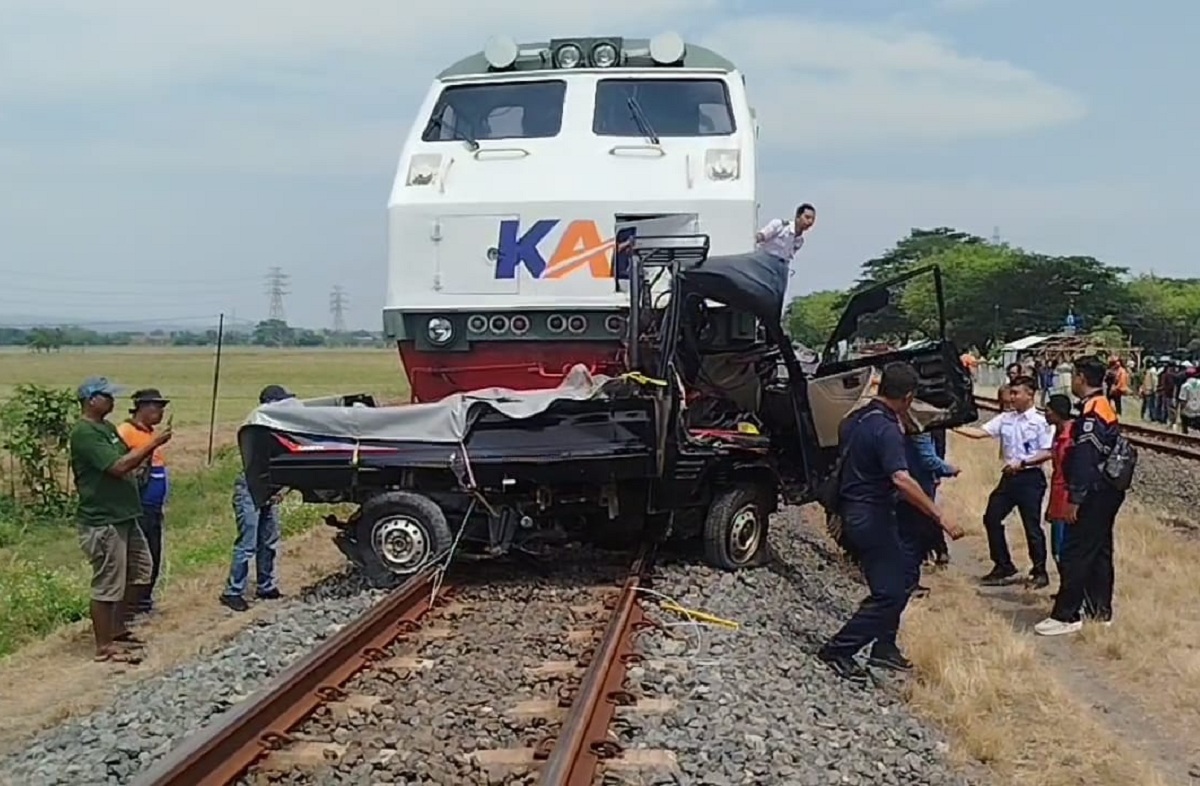 Identitas 2 Korban Meninggal Kecelakaan Pikap vs Kereta Api di Cirebon