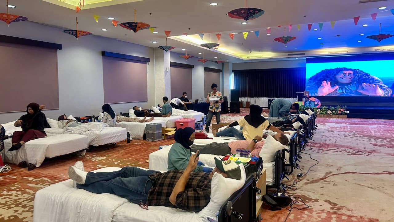 Hadirkan Suasana Pantai Hawaii, Cara Aston Cirebon Buat Nyaman Pendonor Darah