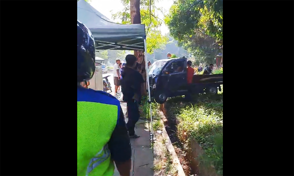 Gran Max Nabrak Pohon di Bima Kota Cirebon, Diduga Salah Injak Pedal Gas 