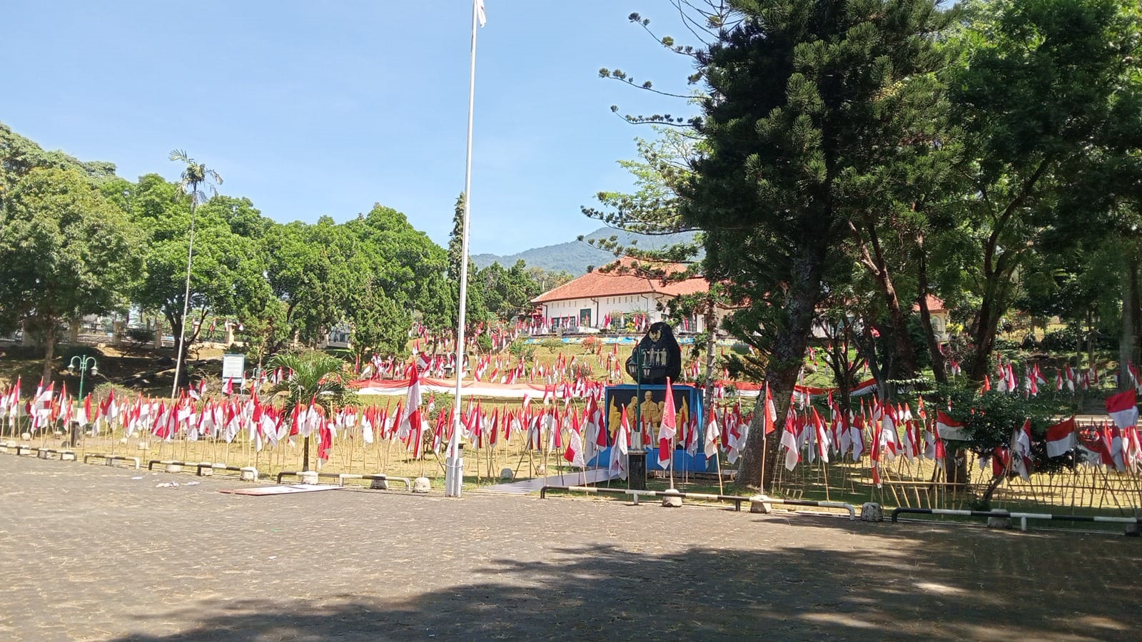 Ngamen ke Pasar Cilimus, Sejarah Pemasangan 10.001 Bendera di Gedung Naskah Linggarjati