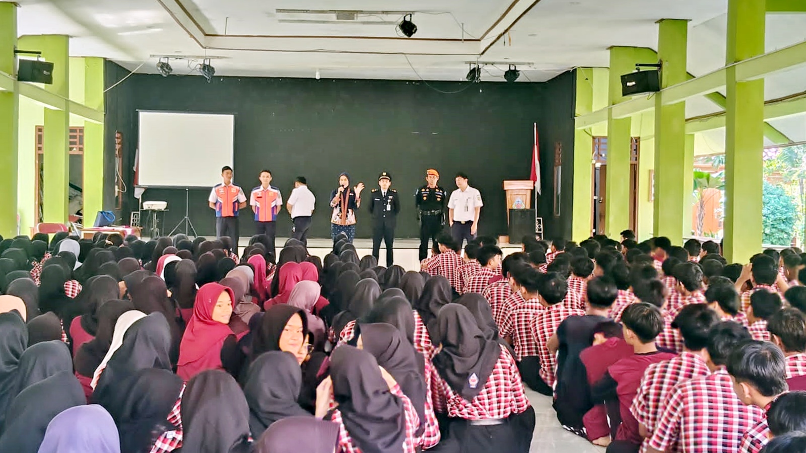 KAI Daop 3 Cirebon Tingkatkan Keselamatan Perkeretaapian Melalui Sosialisasi di Sekolah