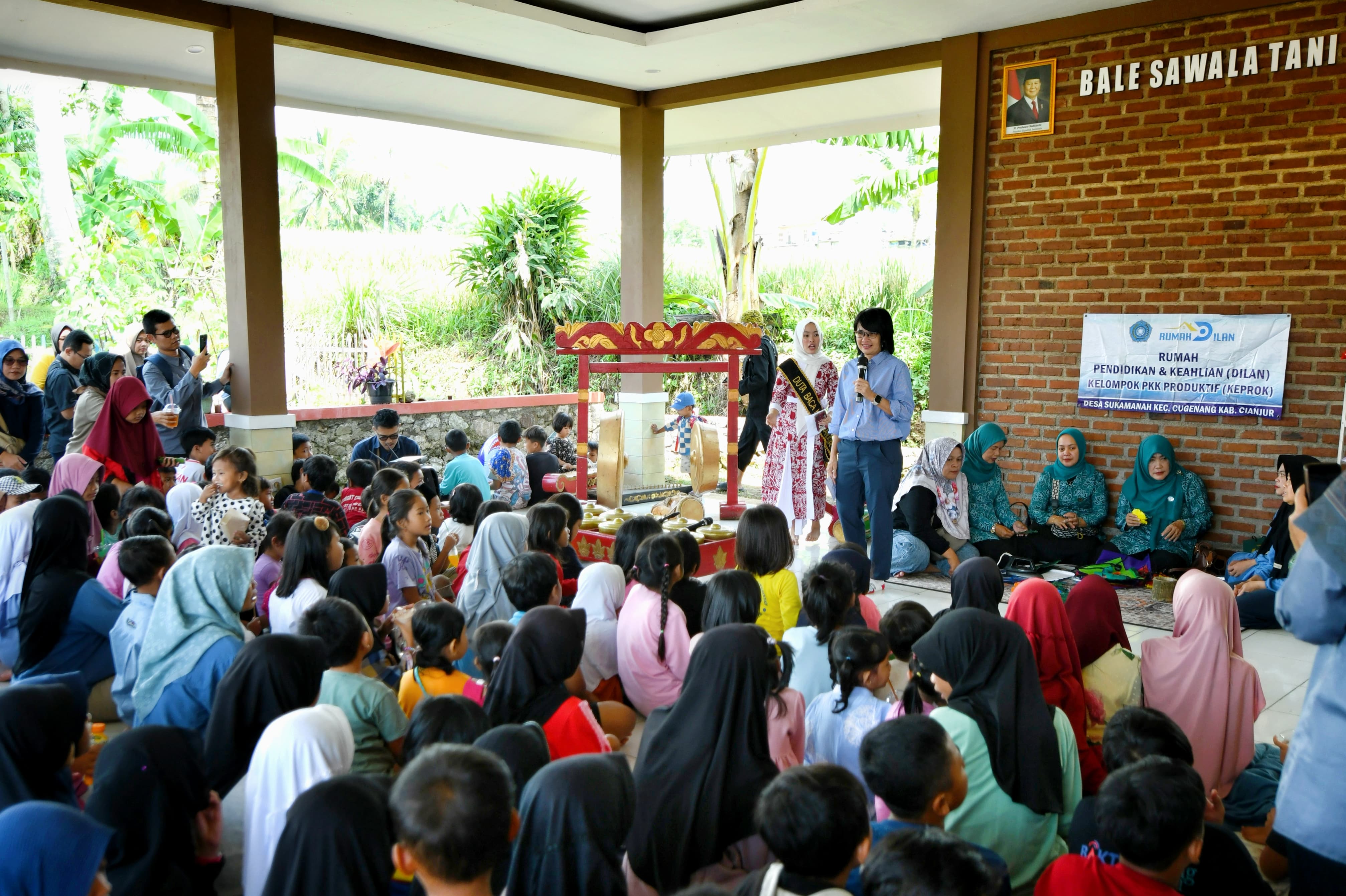 Amanda Soemedi Sapa Anak-anak di Cugenang Cianjur 