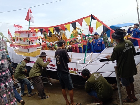 Larungan Kapal-kapalan Nadran Glayem 2025