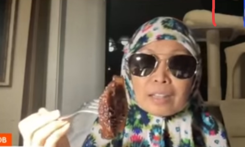 Waduh! Mirip Lina Mukherjee, Dewi Bulan Makan Babi Kecap Sambil Baca Bismillah