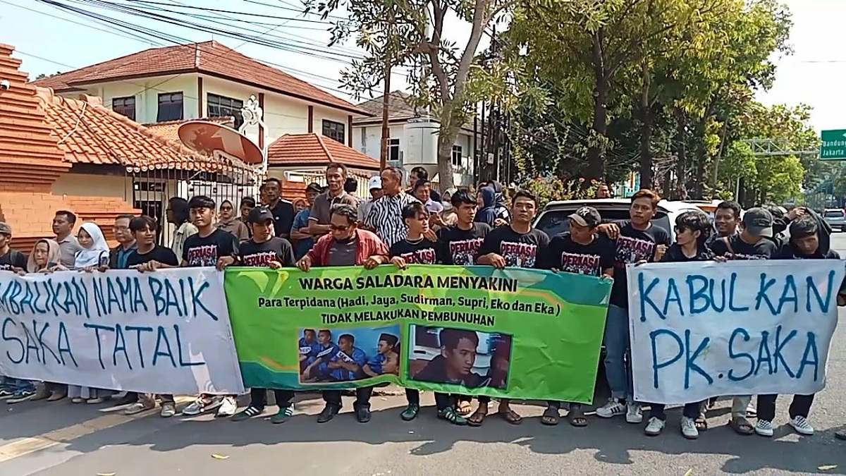 Pendukung Saka Tatal Pakai Kaos 'Perkasa' Gelar Aksi Damai di PN Cirebon