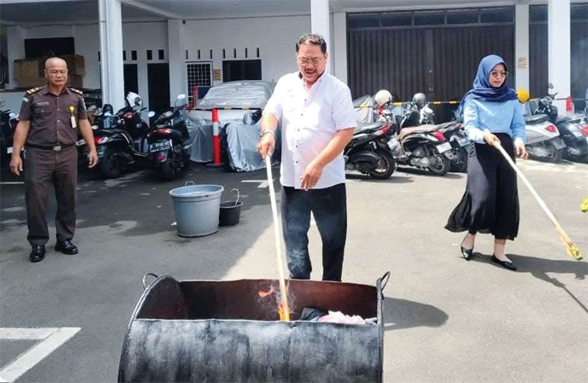 Kejari Kuningan Musnahkan Barang Bukti dari 30 Perkara Pidana