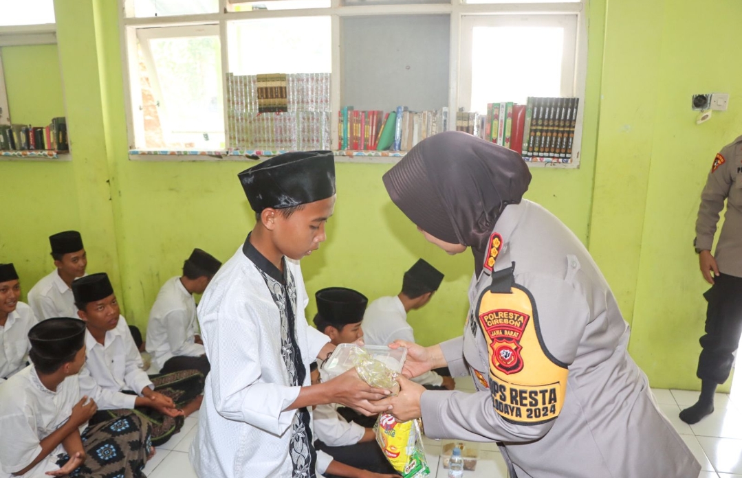 Peringati Hari Santri Nasional, Polresta Cirebon Bagikan Ribuan Paket Makanan Sehat Gratis 