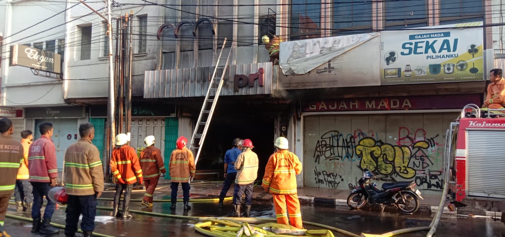 Kebakaran Ruko di Jalan Pasuketan Cirebon, Dagangan Kain dan Pakaian Ludes Terbakar