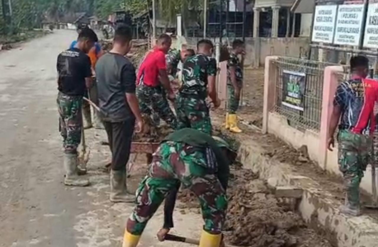 Lumpur di Aceh Tamiang Terus Dilibas dari Jalan Raya, Kantor Desa, RS, hingga Puskesmas