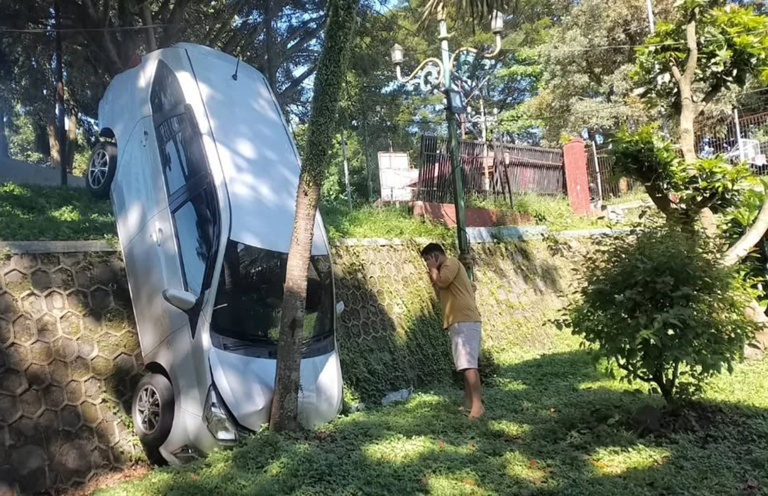 Pengemudi Bales Pesan WA, Mobil Terperosok di Halaman GOR Ewangga Kuningan