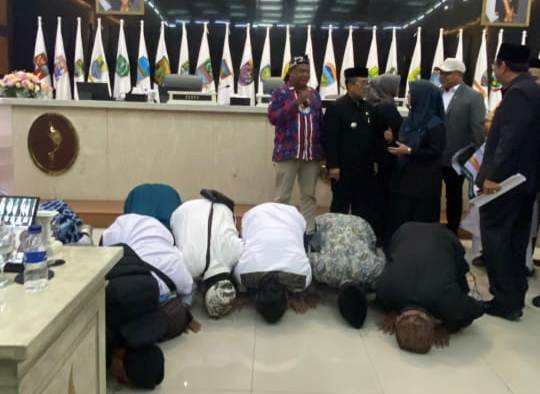 Tangis Haru dan Sujud Syukur Warnai Persetujuan Pemerintah dan DPRD Jabar CDPOB Cirebon Timur