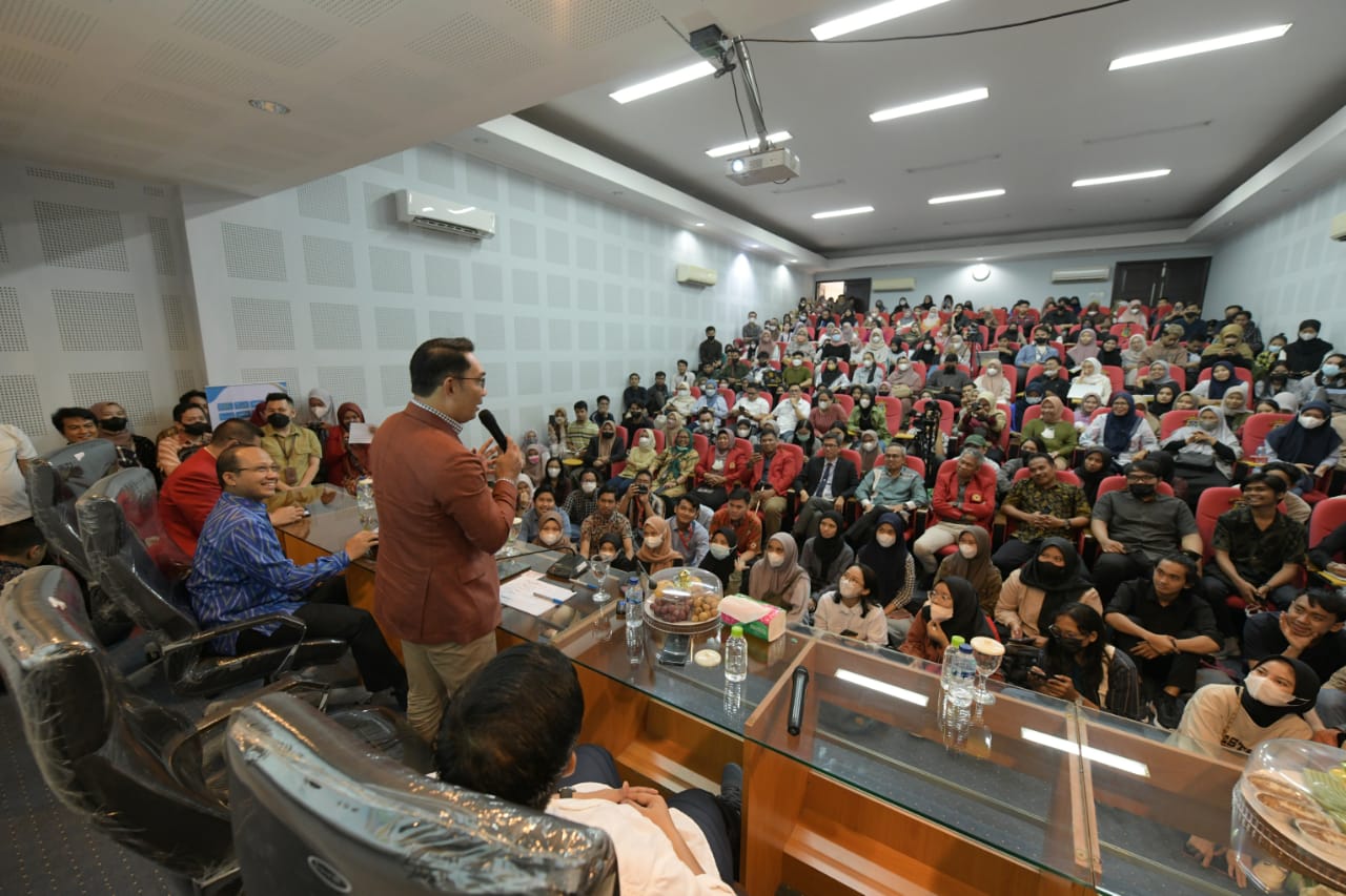 Ridwan Kamil Paparkan Pembangunan Berkelanjutan Jabar di Universitas Hasanuddin Makassar 
