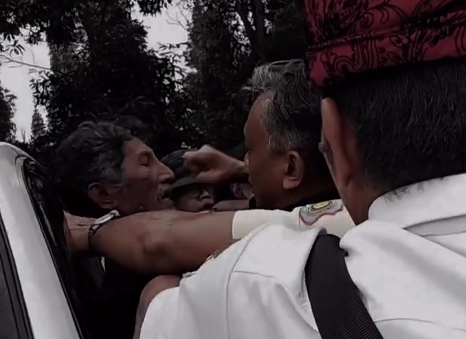 Pentolan LSM Akar Diperkusi di Halaman Setda Kuningan