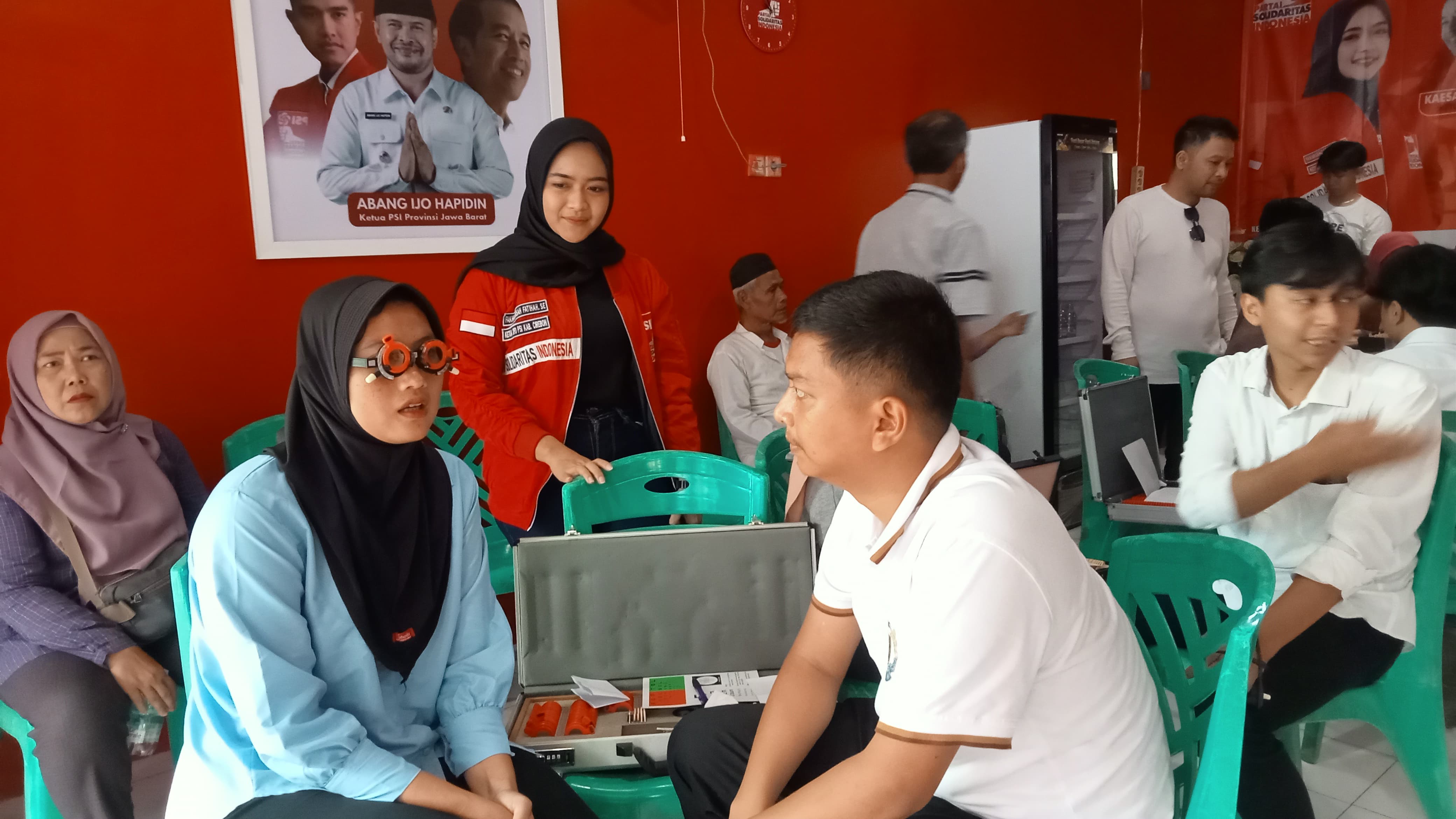 Peduli, DPD PSI Kabupaten Cirebon Gelar Pemeriksaan dan Pembagian Kacamata Gratis 