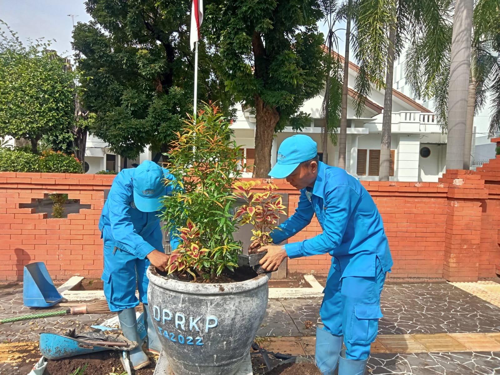 Tidak Ada Cuti, DPRKP Kota Cirebon Siagakan Petugas Pertamanan dan Juru Pangkas Pohon