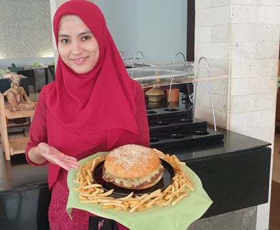 Pecinta Burger Kumpul, Ada Monster di Hotel Santika Cirebon, Cukup untuk 6 Orang  