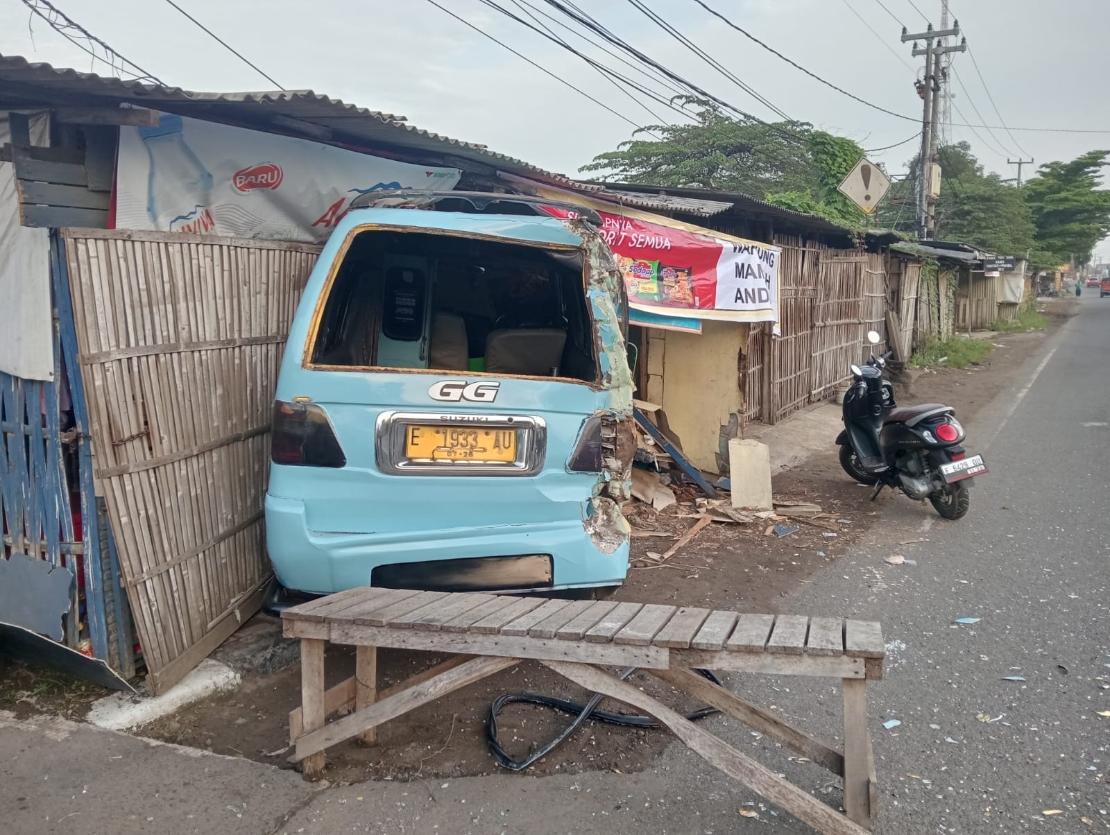 Hilang Kendali, Angkot GG Sruduk Warung di Klayan, Begini Kondisi Sopirnya