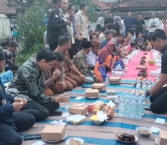 Bupati Lucky Hakim Bukber Bersama Korban Puting Beliung di Jatibarang, Hibur Warga Terdampak