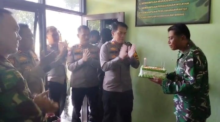 Kejutan Ulang Tahun untuk Danramil Lemahwungkuk dari Kapolsek, Wujudkan Sinergitas TNI-Polri