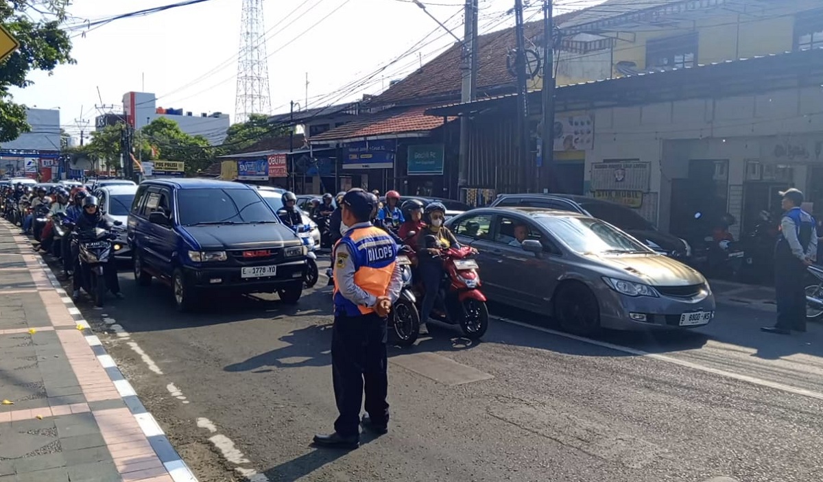 Hormati Bendera, Pengendara di Kuningan Kompak Berhenti, Ada yang Langsung Matikan Mesin