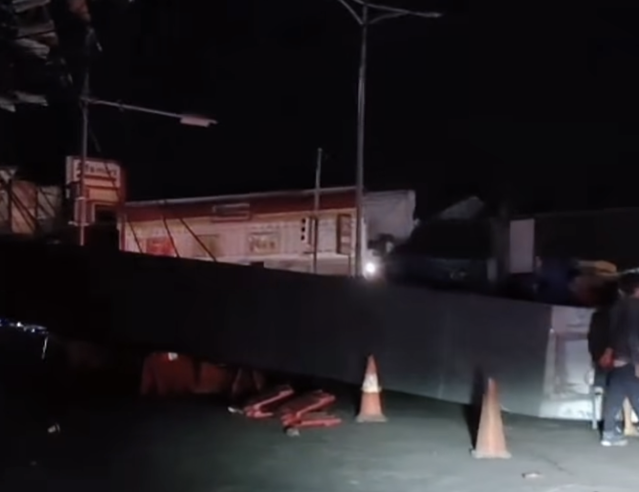 Videotron Ambruk di Bunderan Cigasong Majalengka, Pengendara Motor Jadi Korban