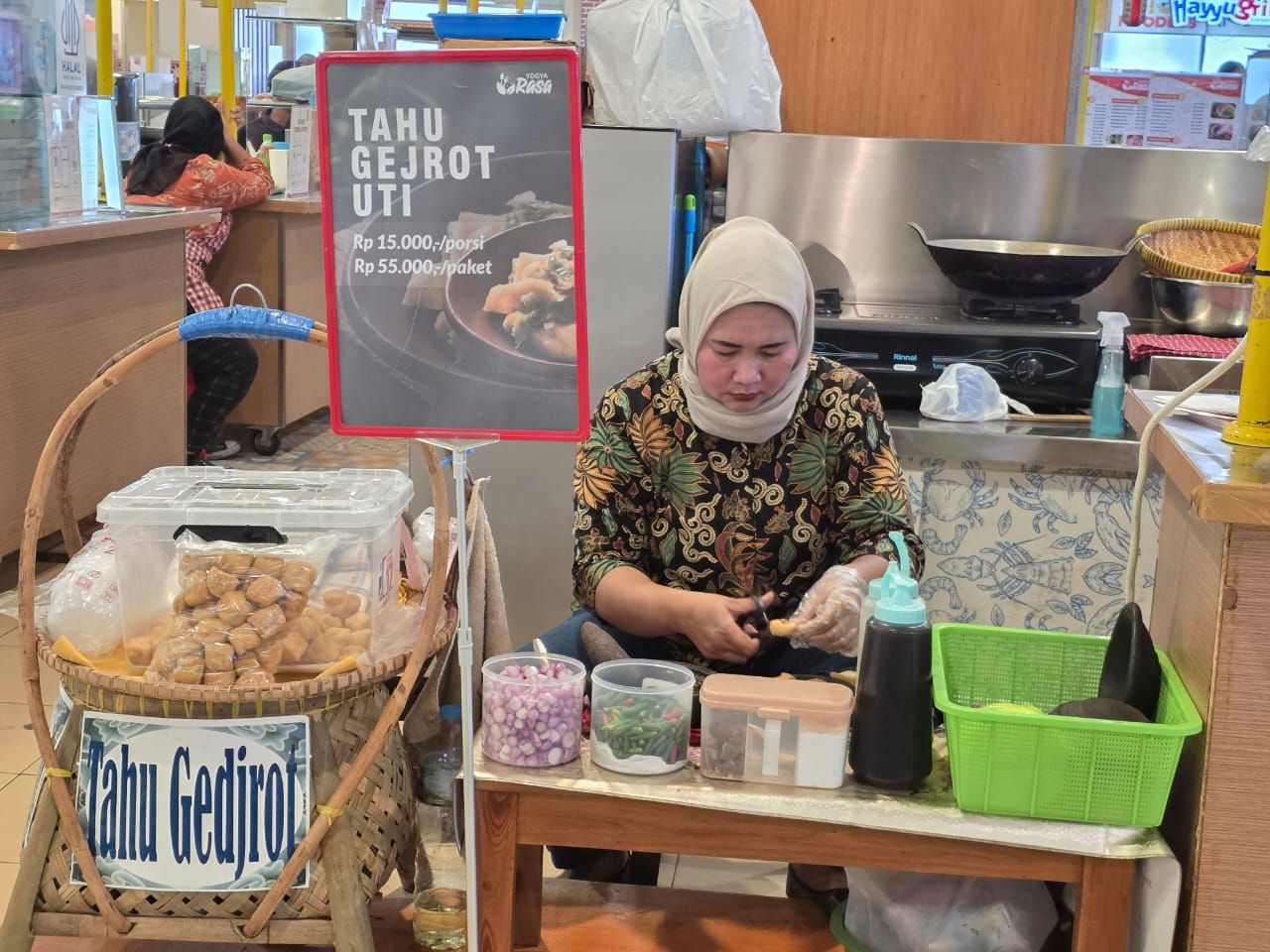 Menikmati Tahu Gejrot Uti, Cita Rasa Khas Cirebon yang Naik Kelas