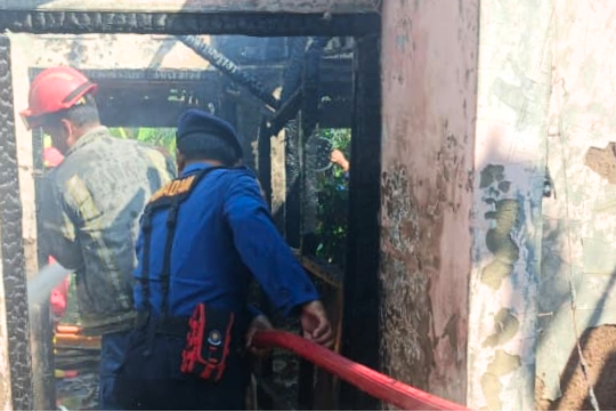 Korsleting Listrik Picu Kebakaran Rumah di Indramayu, Motor hingga Emas Hangus
