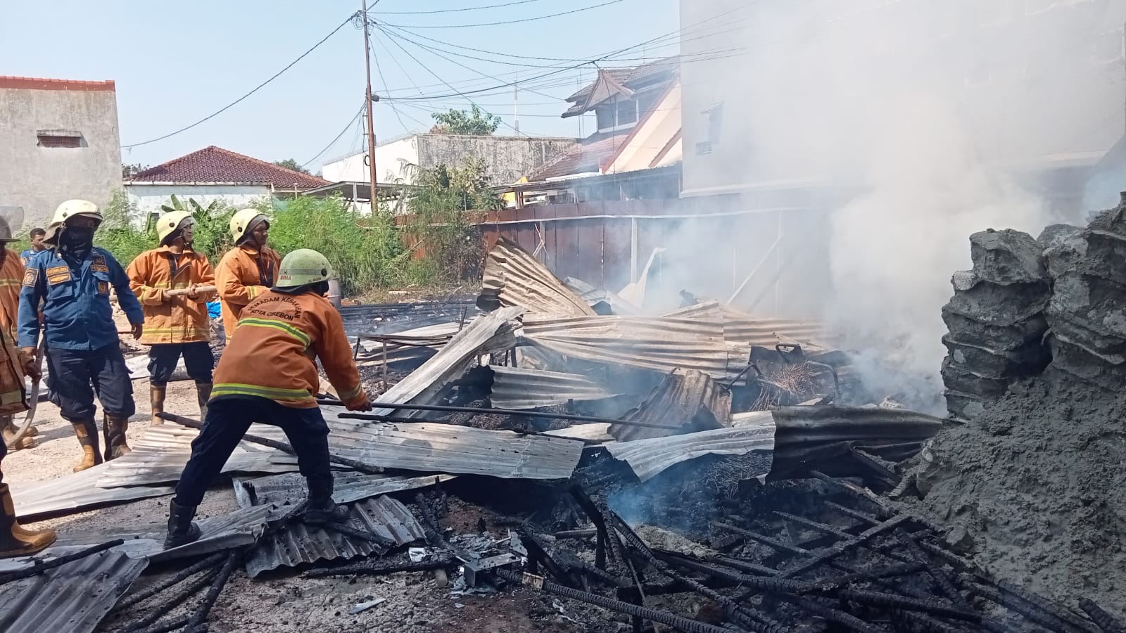 BREAKING NEWS: Terjadi Kebakaran di Lokasi Proyek Gedung di Jl Cipto Kota Cirebon